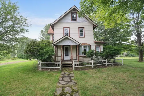 Private Farm House with Pond and A/C in Beach Lake