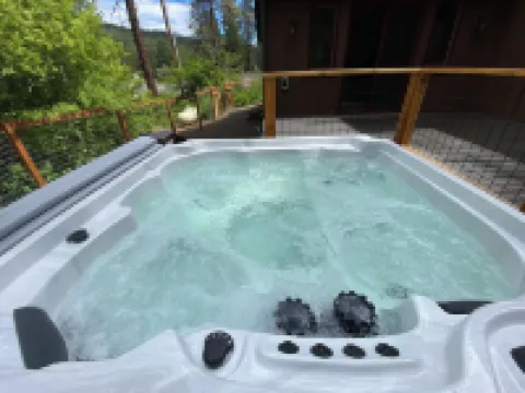 New Hot Tub - 3 Bedroom - 3.5 Bath - Bedrooms Have Private Bathrooms - Fire Pit