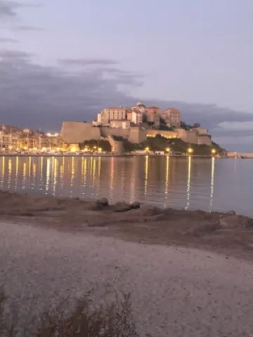 Spacious apartment a stone's throw from the beach and center of Calvi โรงแรมใน