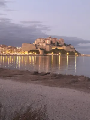 Spacious apartment a stone's throw from the beach and center of Calvi Hotels in Calvi