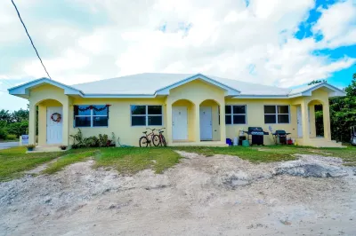 Salty Life - 1 bed, 1 bath with golf cart. 1 minute to the beach Hotels in 