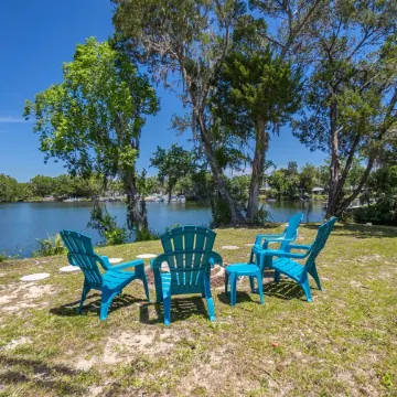 Welcome to the scallop shack! Newly renovated and on the water in Crystal River!