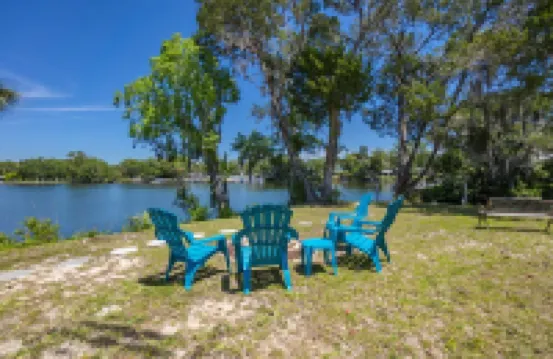 Welcome to the scallop shack! Newly renovated and on the water in Crystal River!