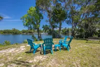 Welcome to the scallop shack! Newly renovated and on the water in Crystal River!