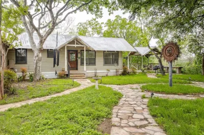 6-Bedroom Vacation Home Just Steps to the San Marcos River