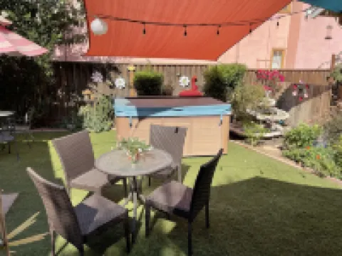 Willow Glen Hideaway - Charming Cottage with Hot Tub