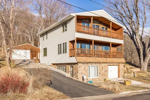 Spacious light-filled house near Stillwater - The Stone's Throw Riverhouse