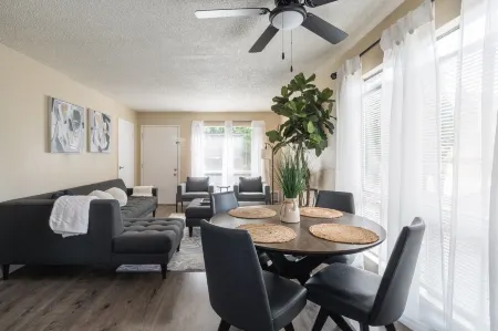 Vibrant Downtown Condo Отели рядом с достопримечательностью «JG Redmond II»