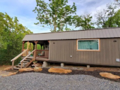 Cozy tiny cabin nested in the trees in a lake community, peaceful countryside. Hotels in Bryan County