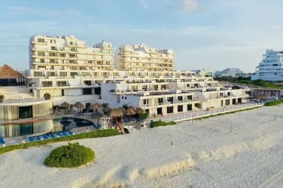 Oceanfront 2Br Villa for 6 -  3 Bathrooms - Walk to la Isla & Beach Hotels in 