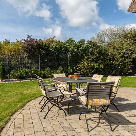 Charm & flair under thatch directly by the sea | Family-friendly