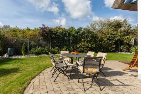 Charm & flair under thatch directly by the sea | Family-friendly