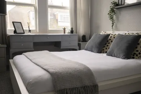 Margate Beach house Отели рядом с достопримечательностью «Shell Grotto»