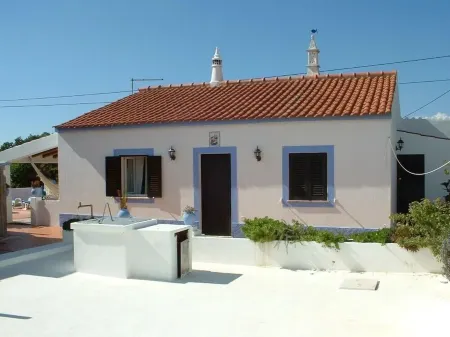 CASA DOS AVOS, Stylish vacation home in a nature reserve near the beach with pool Отели рядом с достопримечательностью «Serenity - Centro do bem-estar»