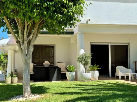 2 bed room apartment with direct Pool access and terrace Отели рядом с достопримечательностью «Пляж Фалезия»