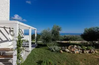 Comfortable villa with pool Hotels in Arkadi