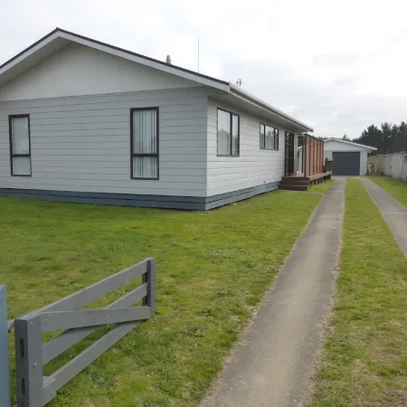 Waitarere Beach Escape Отели в г. Уэйтарер