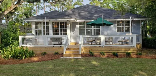 Relaxed Coastal Living! Family-sized cottage near everything.