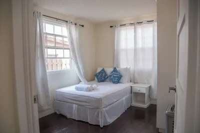 Stylish 2BR 1Bath APT with Pool and Deck, a stone's throw from St. Lawrence Gap. Hotels in Dover Beach
