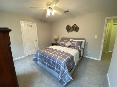 Beautiful House 4 ENTIRE Family near Suntrust Park Отели рядом с достопримечательностью «Шесть флагов над Джорджией»