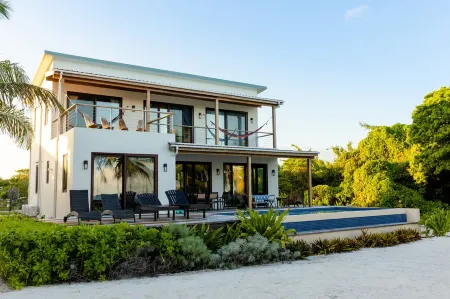 PRIVATE BEACHFRONT PARADISE with COOK & POOL = Luxury on the Sea! Отели в г. Ambergris Caye