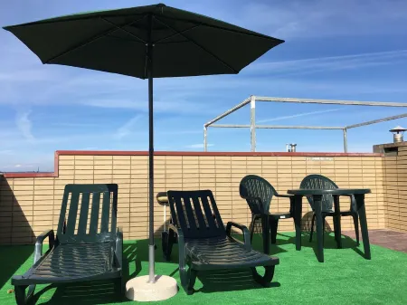 Cozy Beach Front with Rooftop Отели рядом с достопримечательностью «Praça D. João II»