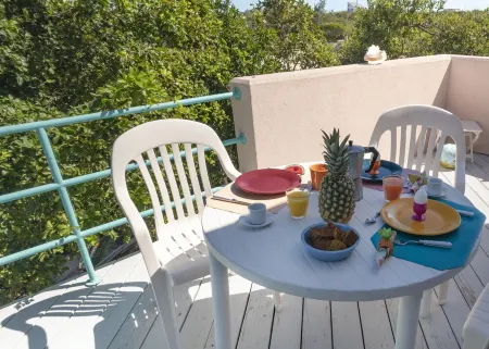 Grace Bay Beach 7Acre Resort: MainHouse Ocean Views+Pool+Oceanfront+Lush Gardens Отели в г. The Bight Settlement