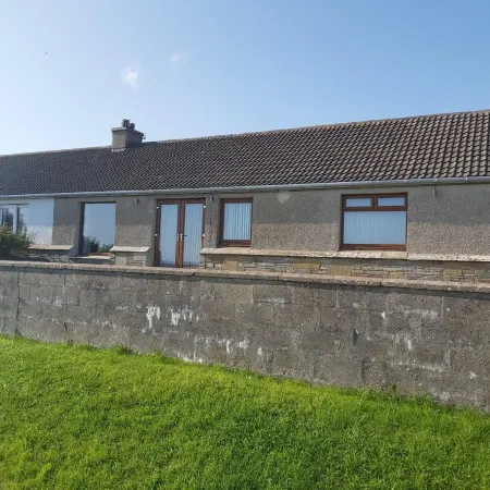 Bungalow with sea-view, near small town of Thurso. Отели в г. Турсо