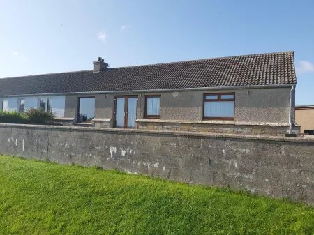 Bungalow with sea-view, near small town of Thurso. Отели рядом с достопримечательностью «РСПБ Даннет Хед»
