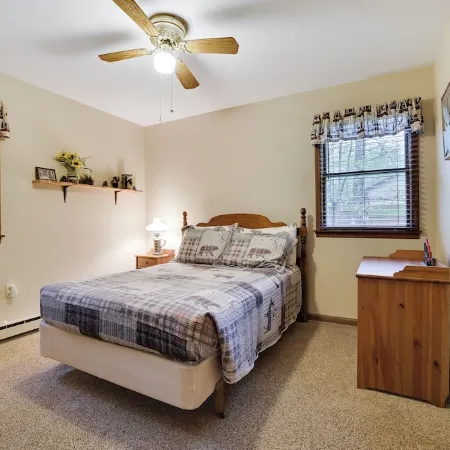 Serenity & Fun Cozy Pocono Cabin! Family Friendly - Beach-Lake-Pool-Playgrounds!