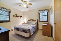 Serenity & Fun Cozy Pocono Cabin! Family Friendly - Beach-Lake-Pool-Playgrounds!