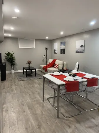 Brand new spacious apartment with private yard/ patio Отели рядом с достопримечательностью «Юниверсити оф Гвелф Арборетум»