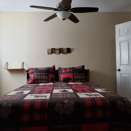 Family friendly! Cozy, quiet cabin in the Village of Cloudcroft