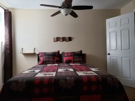 Family friendly! Cozy, quiet cabin in the Village of Cloudcroft Отели в г. Клаудкрофт