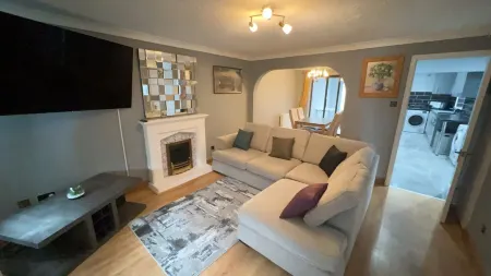 Modern 4 bed house Stevenage 22mins from London King’s Cross. Отели рядом со станцией Stevenage Railway Station