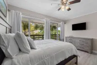 2 bedroom, walk to the Beach! Sleeps 6, outdoor games and yard space! - Bungalows