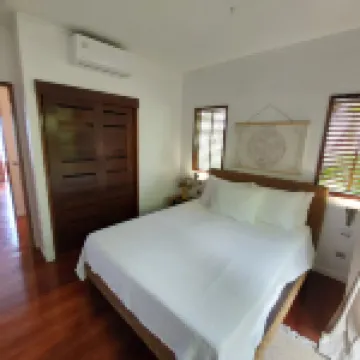 Stunning ocean views in completely renovated villa just 5 minutes from the beach Hotels in 