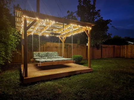 King Bedroom, Outdoor Cabana w/ Bed Swing, Quiet House Minutes to D/T Louisville