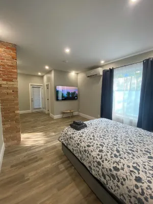 Single Bachelor unit en-suite Across from Google Hotels near Marshalls
