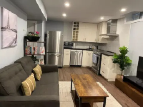 Modern bsmt apmt | King & sofa bed | Free parking