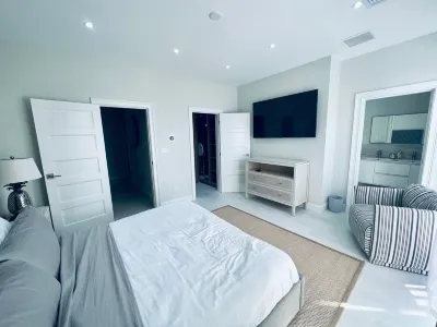 Large Stunning Townhome in Beautiful Bahamas - 2 Mins to the Beach!
