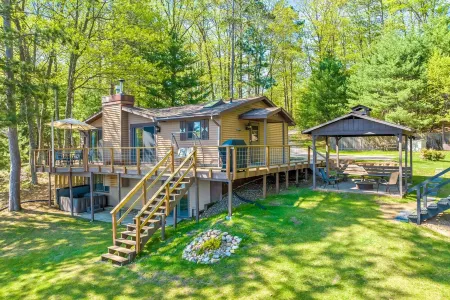 Lake House with HOT TUB/Pet-Friendly/Trail Access/WIFI