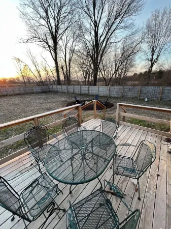 Cozy modern cottage in the heart of SW Michigan Отели в г. Бентон Хайтс