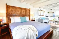 1BR Hillside Cottage on Peaceful Private Estate のホテル