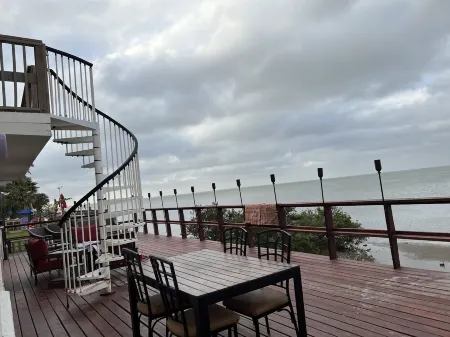 Waterfront Port Isabel, Full Private house with 6bd/2.5ba and Min's to SPI Отели в г. Порт Исабел