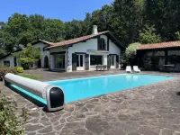 Très Belle Villa Basque Avec Piscine, Fronton et vue sur la Rhune