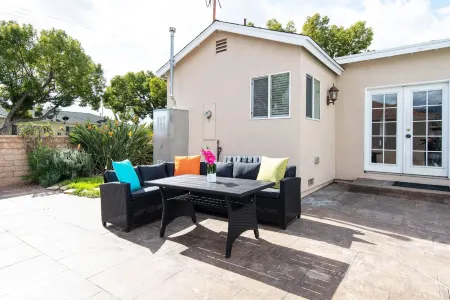 Spacious Charming 4BR 3BA Home with Outdoor Pool & Patio Отели рядом с достопримечательностью «Gordon Biersch Brewery Restaurant»