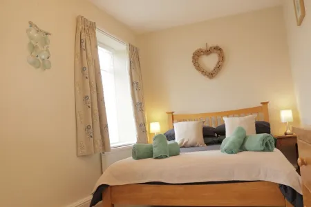 Apartment set in stunning grounds with coastal views & access to coastal paths