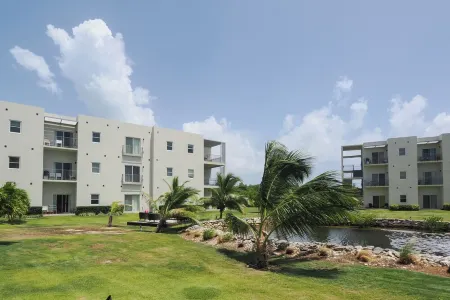 Modern 2 bed in West Bay with pool and gym Отели рядом с достопримечательностью «TURTLE LAGOON»