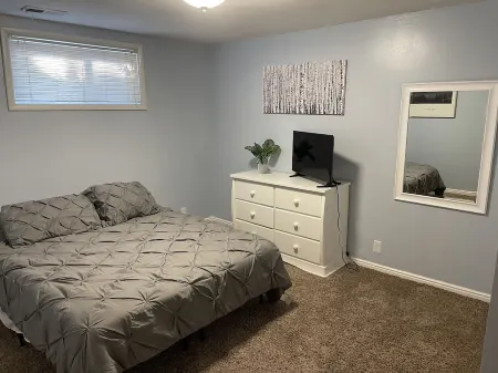 Lovely 3 bedroom ski rental/basement apartment Отели в г. Мюррей